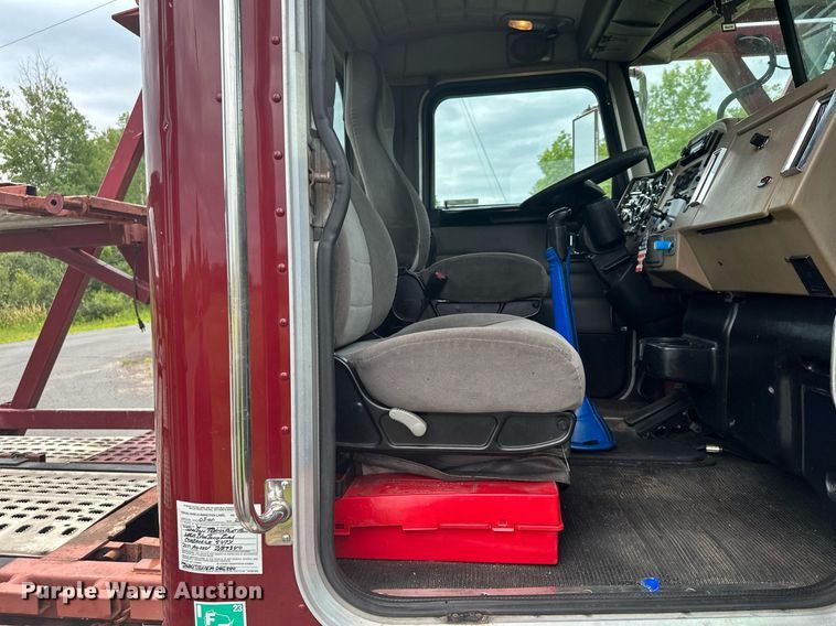 image for item MQ9297 2006 Peterbilt 335  car carrier truck