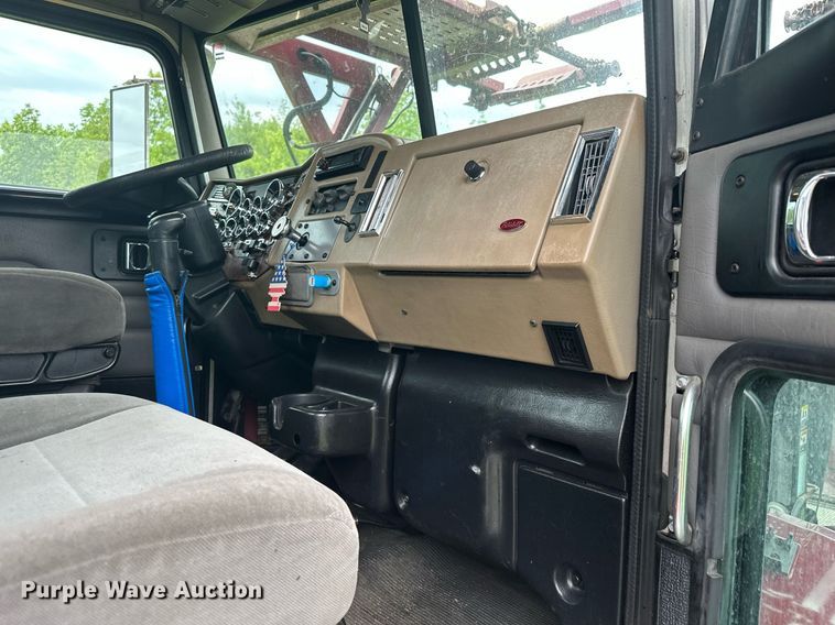 image for item MQ9297 2006 Peterbilt 335  car carrier truck