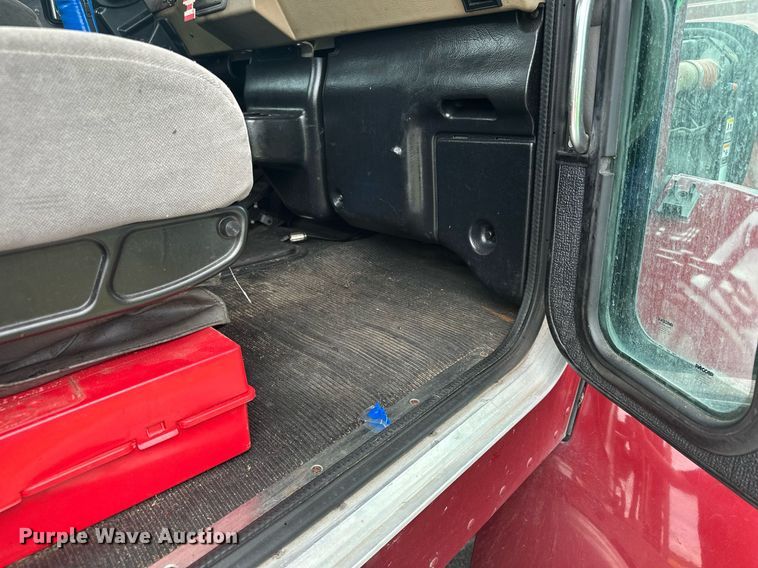 image for item MQ9297 2006 Peterbilt 335  car carrier truck