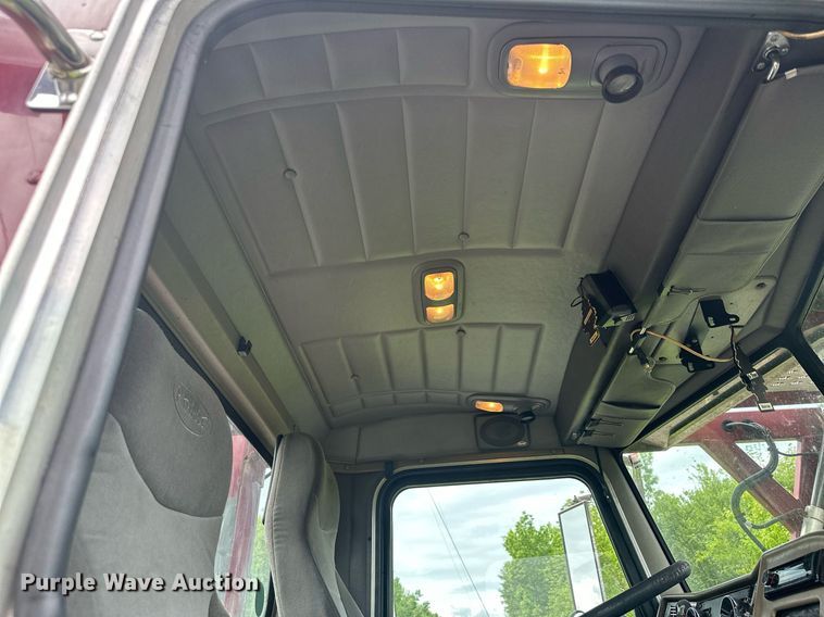 image for item MQ9297 2006 Peterbilt 335  car carrier truck