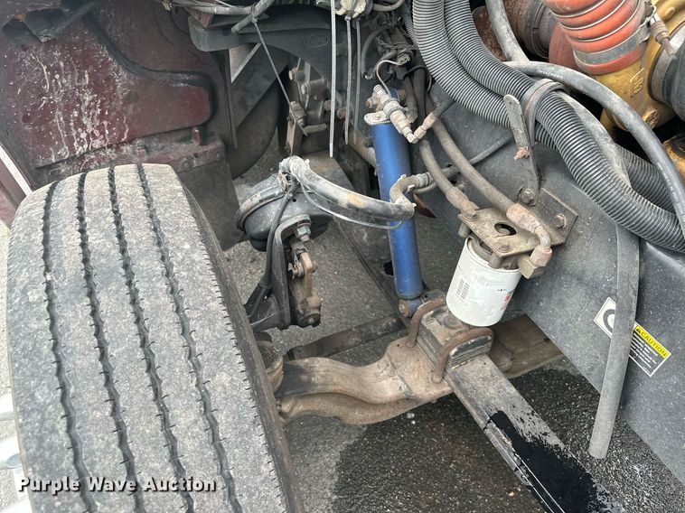 image for item MQ9297 2006 Peterbilt 335  car carrier truck