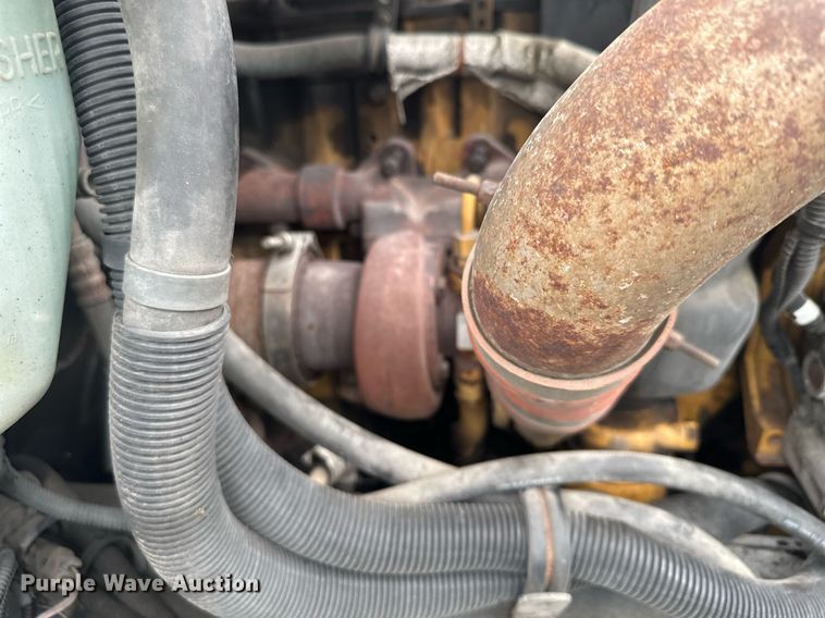 image for item MQ9297 2006 Peterbilt 335  car carrier truck