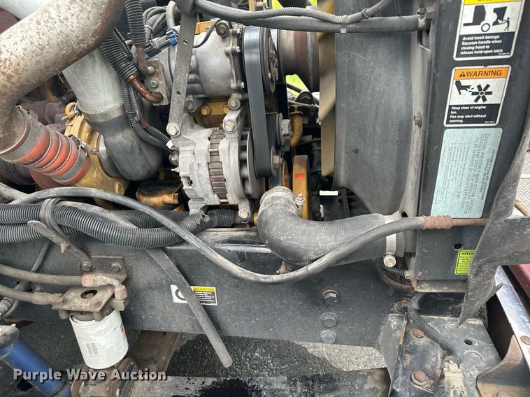 image for item MQ9297 2006 Peterbilt 335  car carrier truck