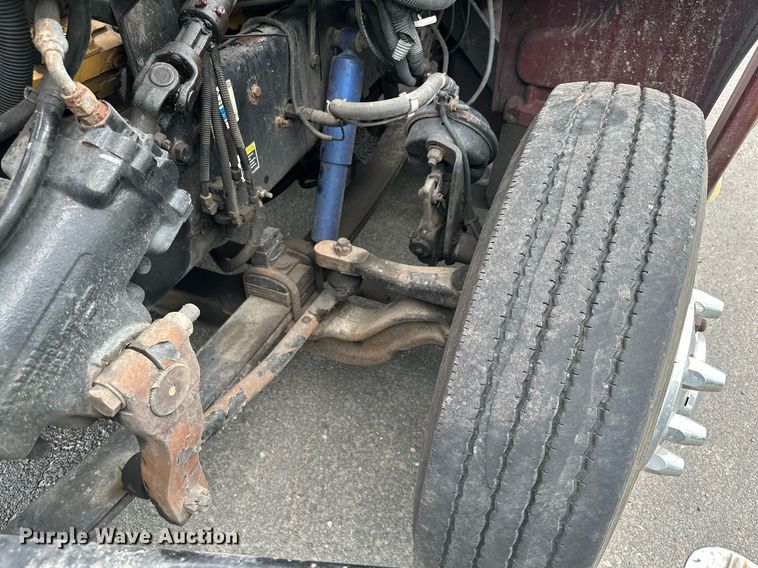 image for item MQ9297 2006 Peterbilt 335  car carrier truck