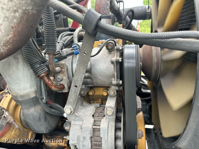 image for item MQ9297 2006 Peterbilt 335  car carrier truck