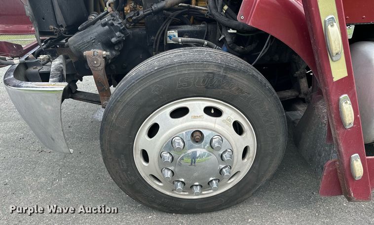 image for item MQ9297 2006 Peterbilt 335  car carrier truck