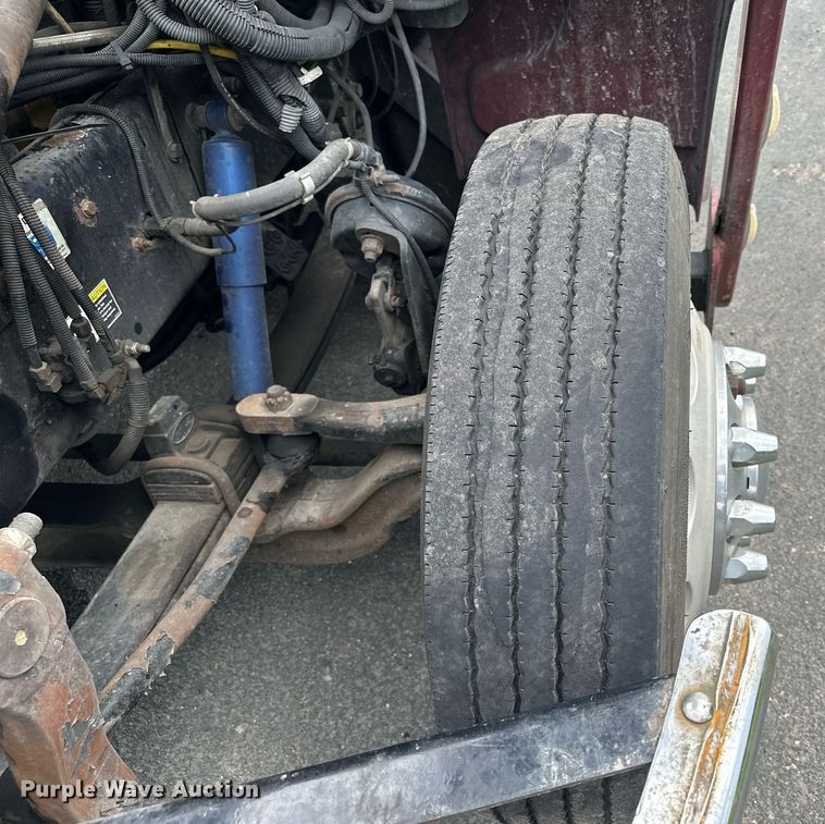 image for item MQ9297 2006 Peterbilt 335  car carrier truck