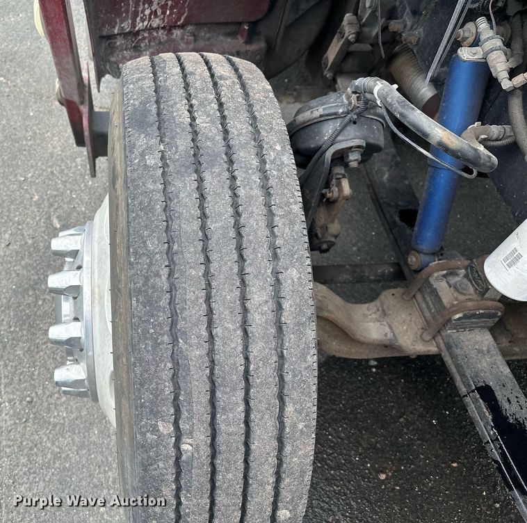 image for item MQ9297 2006 Peterbilt 335  car carrier truck