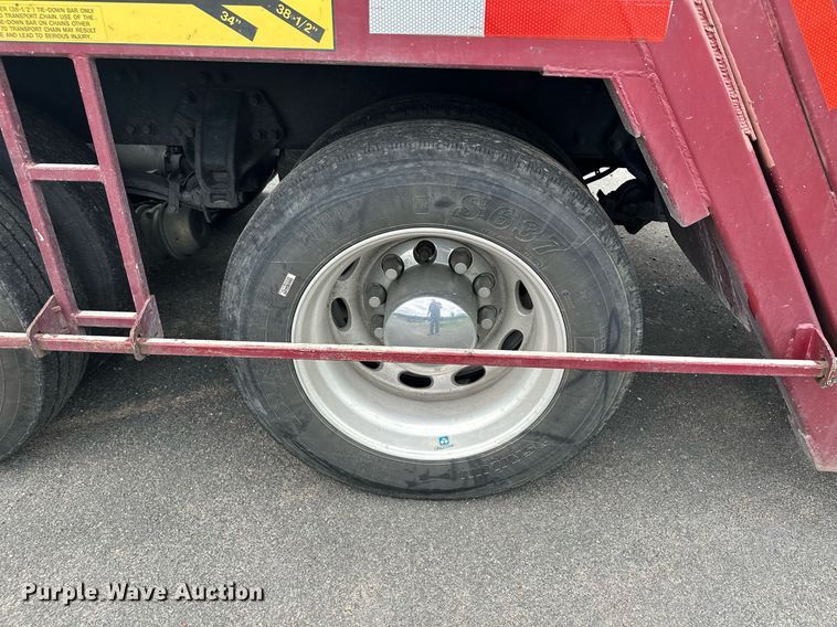 image for item MQ9297 2006 Peterbilt 335  car carrier truck