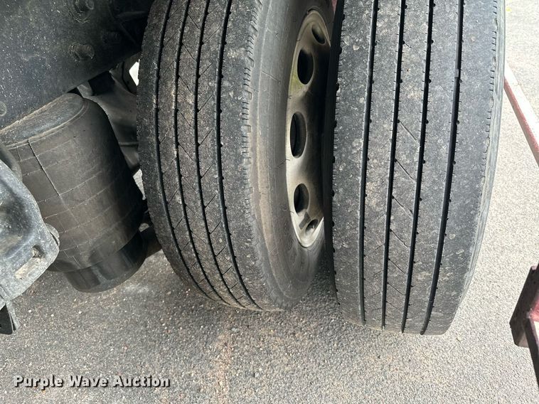 image for item MQ9297 2006 Peterbilt 335  car carrier truck