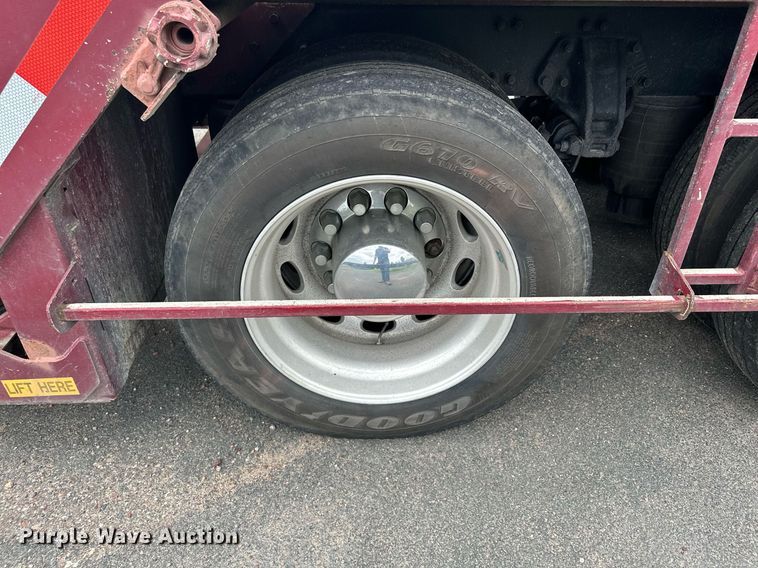 image for item MQ9297 2006 Peterbilt 335  car carrier truck