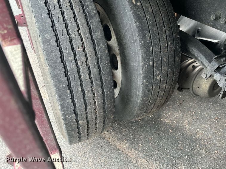 image for item MQ9297 2006 Peterbilt 335  car carrier truck