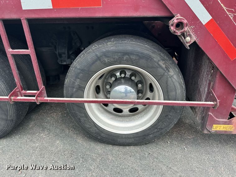 image for item MQ9297 2006 Peterbilt 335  car carrier truck