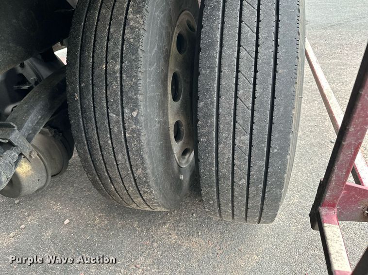 image for item MQ9297 2006 Peterbilt 335  car carrier truck