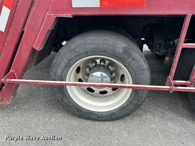 image for item MQ9297 2006 Peterbilt 335  car carrier truck