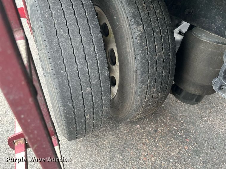 image for item MQ9297 2006 Peterbilt 335  car carrier truck