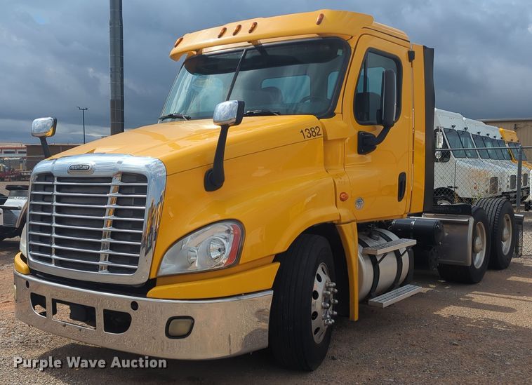 image for item MY9447 2016 Freightliner Cascadia 125  semi truck