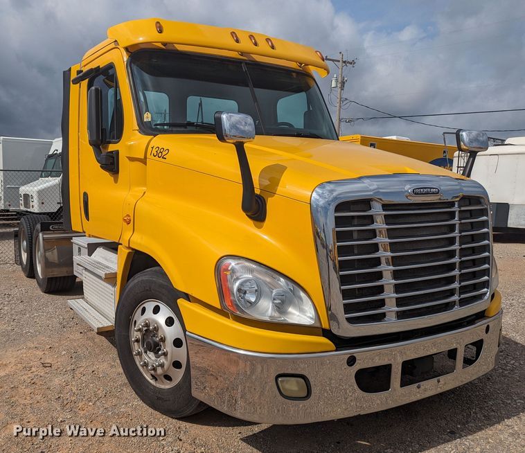 image for item MY9447 2016 Freightliner Cascadia 125  semi truck