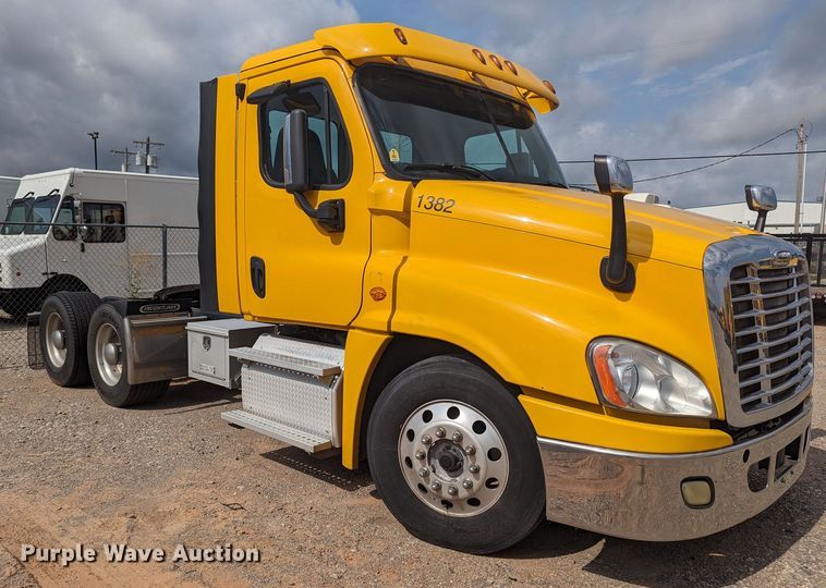 image for item MY9447 2016 Freightliner Cascadia 125  semi truck