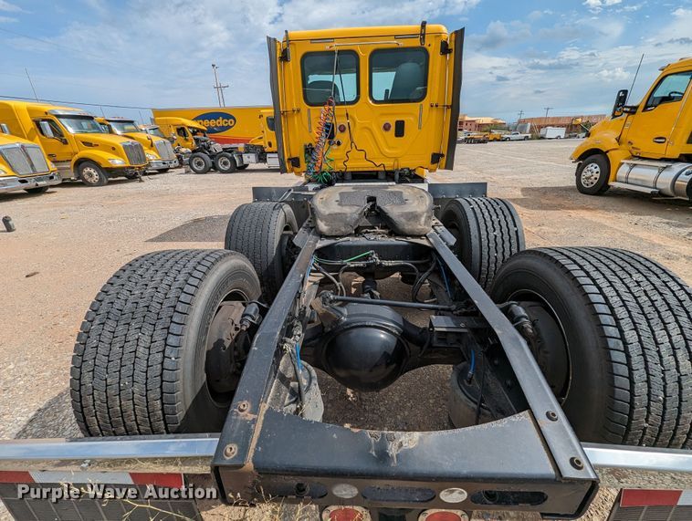 image for item MY9447 2016 Freightliner Cascadia 125  semi truck