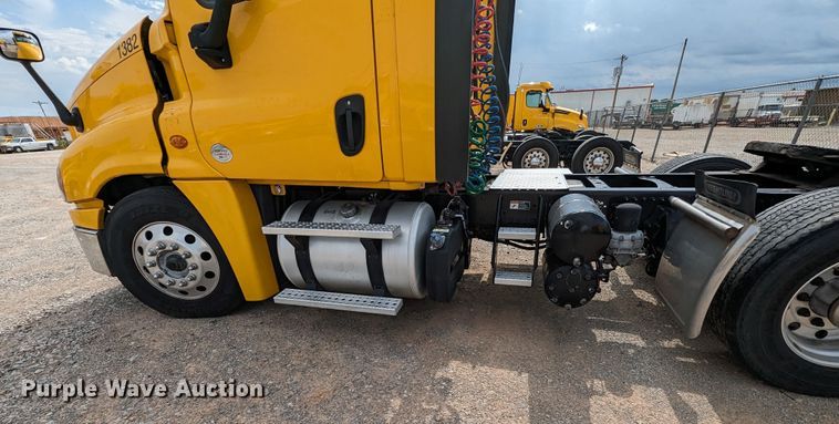 image for item MY9447 2016 Freightliner Cascadia 125  semi truck