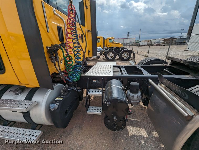 image for item MY9447 2016 Freightliner Cascadia 125  semi truck