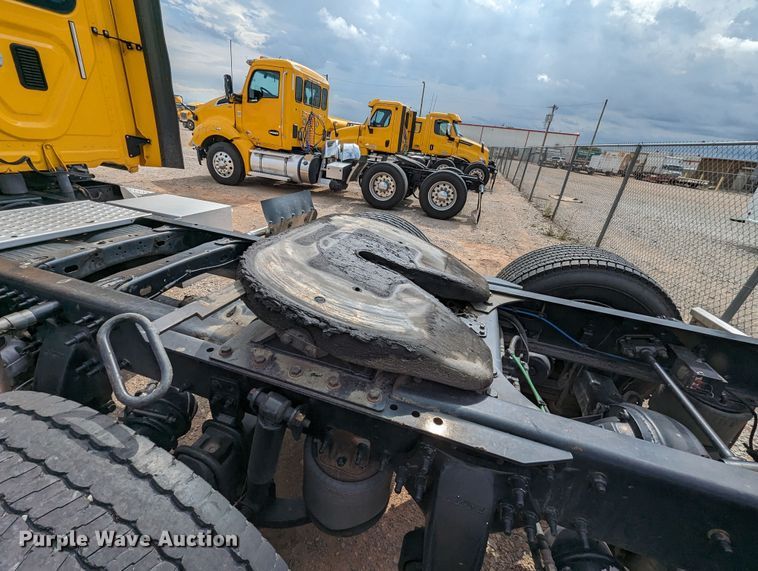 image for item MY9447 2016 Freightliner Cascadia 125  semi truck