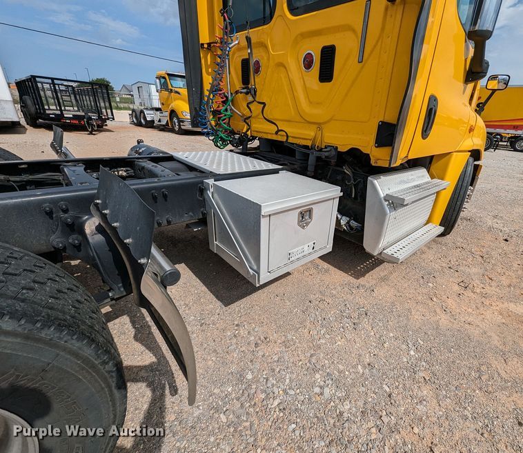 image for item MY9447 2016 Freightliner Cascadia 125  semi truck