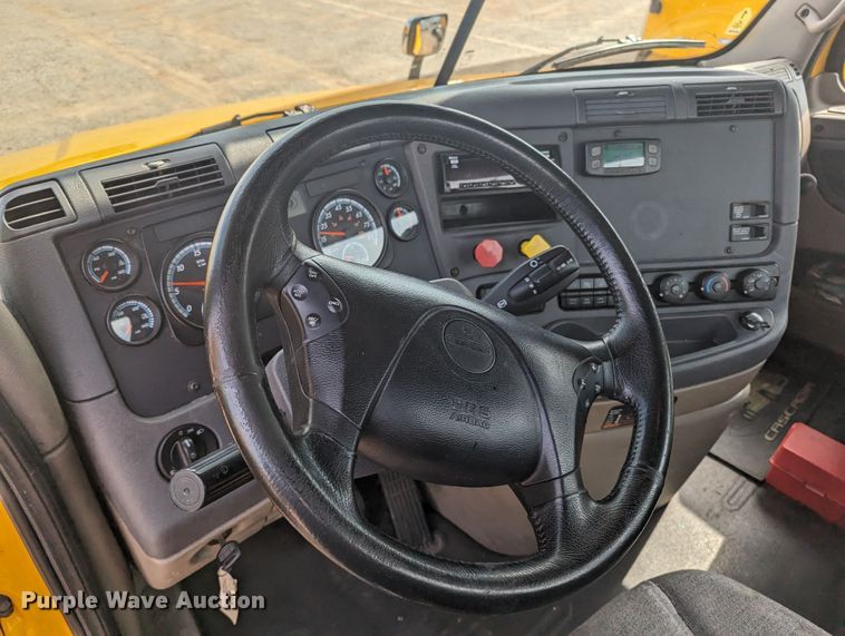 image for item MY9447 2016 Freightliner Cascadia 125  semi truck