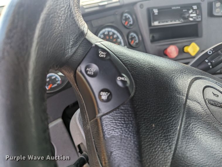 image for item MY9447 2016 Freightliner Cascadia 125  semi truck