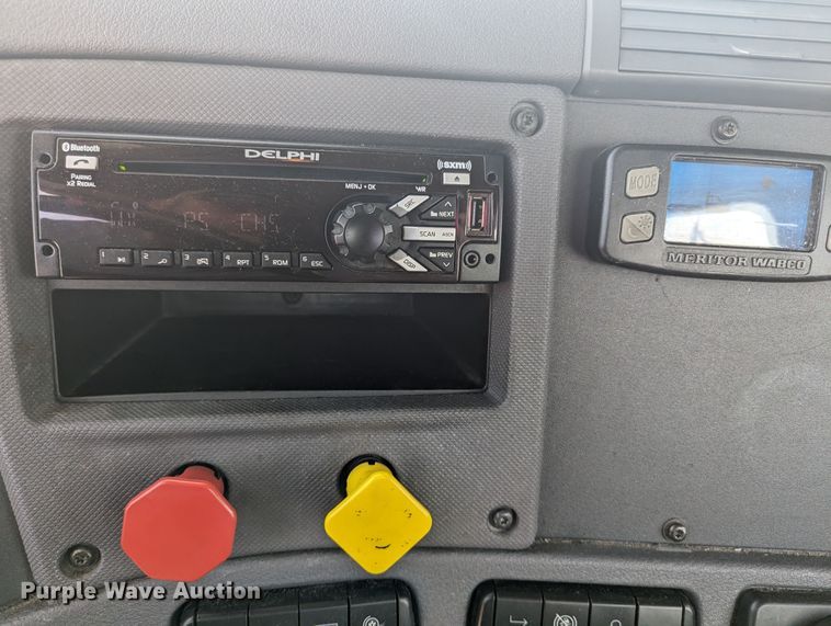 image for item MY9447 2016 Freightliner Cascadia 125  semi truck