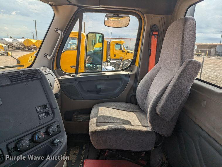 image for item MY9447 2016 Freightliner Cascadia 125  semi truck