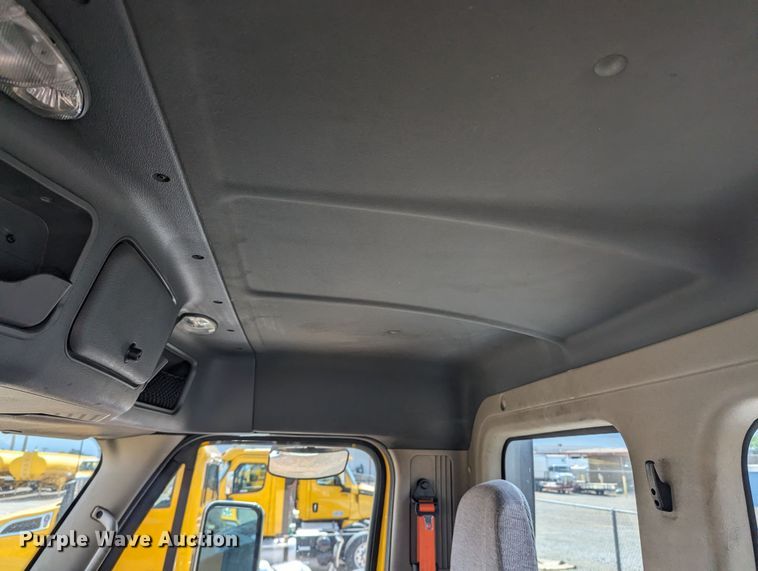 image for item MY9447 2016 Freightliner Cascadia 125  semi truck