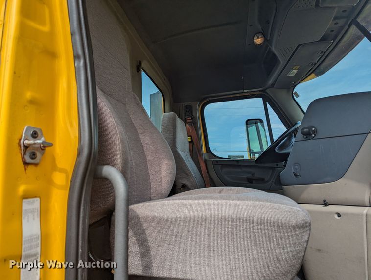 image for item MY9447 2016 Freightliner Cascadia 125  semi truck