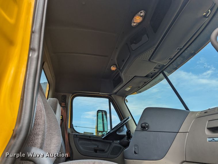 image for item MY9447 2016 Freightliner Cascadia 125  semi truck