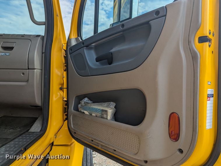 image for item MY9447 2016 Freightliner Cascadia 125  semi truck