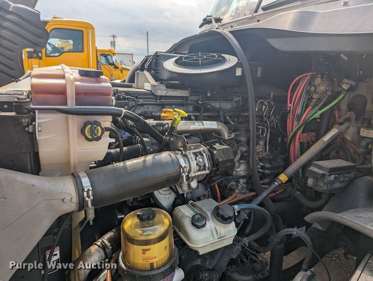 image for item MY9447 2016 Freightliner Cascadia 125  semi truck