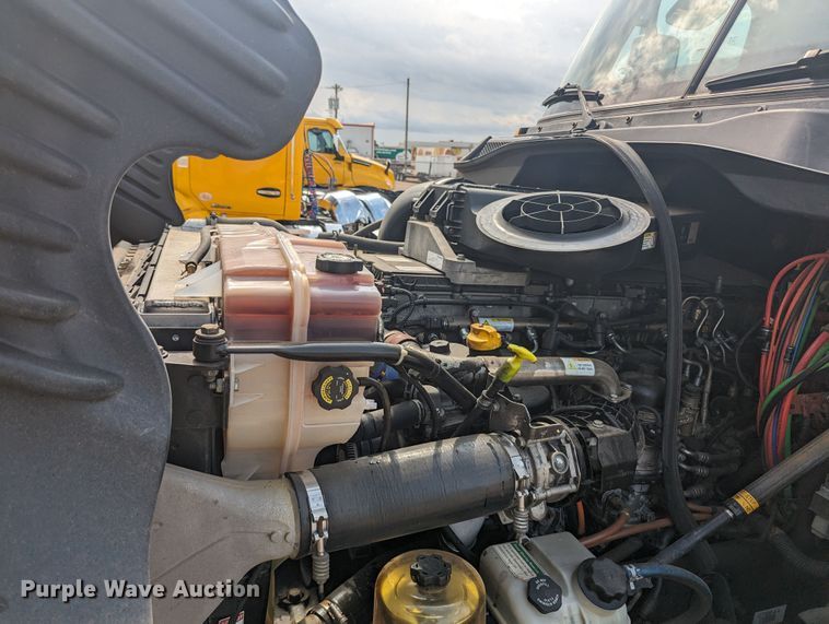 image for item MY9447 2016 Freightliner Cascadia 125  semi truck