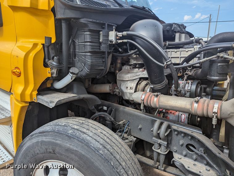 image for item MY9447 2016 Freightliner Cascadia 125  semi truck