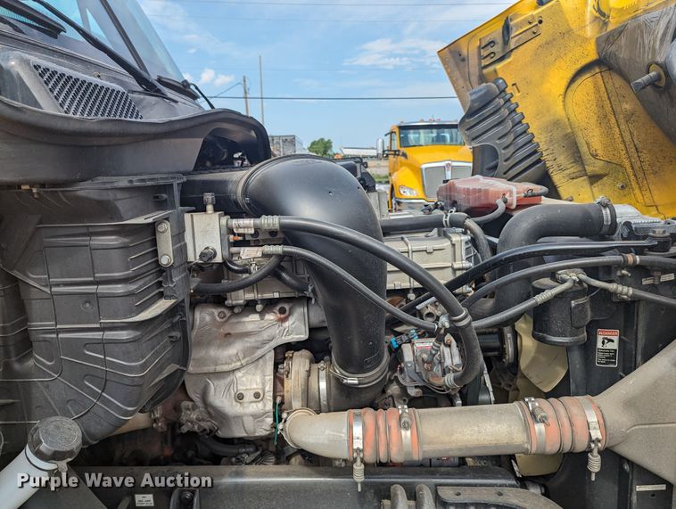 image for item MY9447 2016 Freightliner Cascadia 125  semi truck