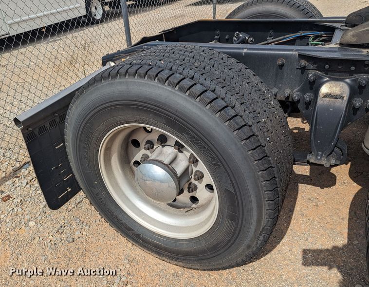 image for item MY9447 2016 Freightliner Cascadia 125  semi truck