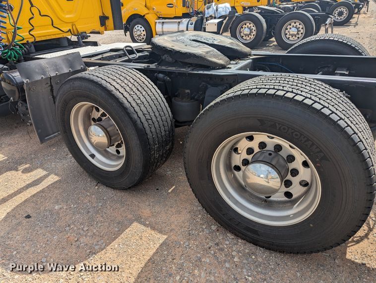 image for item MY9447 2016 Freightliner Cascadia 125  semi truck