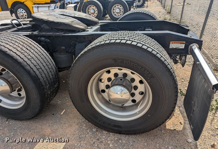 image for item MY9447 2016 Freightliner Cascadia 125  semi truck