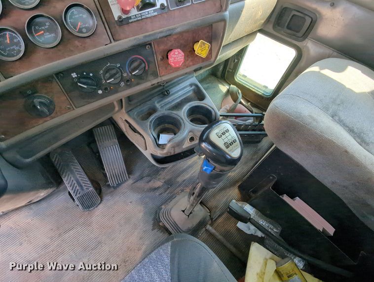 image for item MY9813 2006 Kenworth T800  crane truck