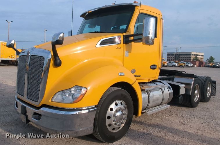 image for item MY9817 2019 Kenworth T680  semi truck