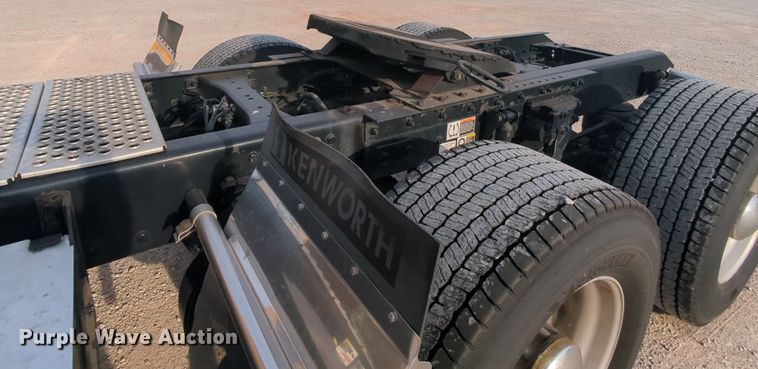 image for item MY9817 2019 Kenworth T680  semi truck