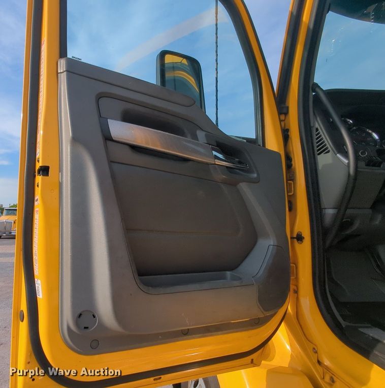 image for item MY9817 2019 Kenworth T680  semi truck