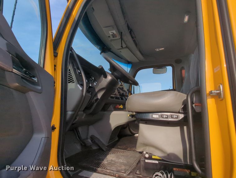 image for item MY9817 2019 Kenworth T680  semi truck