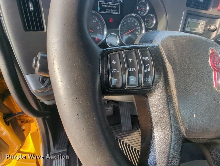 image for item MY9817 2019 Kenworth T680  semi truck