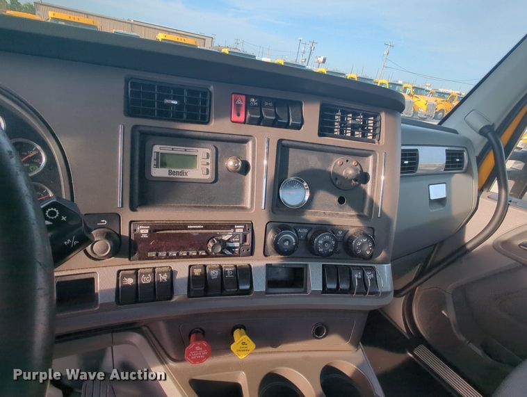 image for item MY9817 2019 Kenworth T680  semi truck